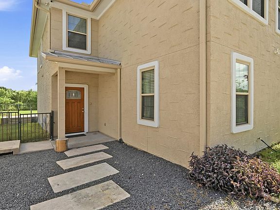 4th image of 330 Howard Ln