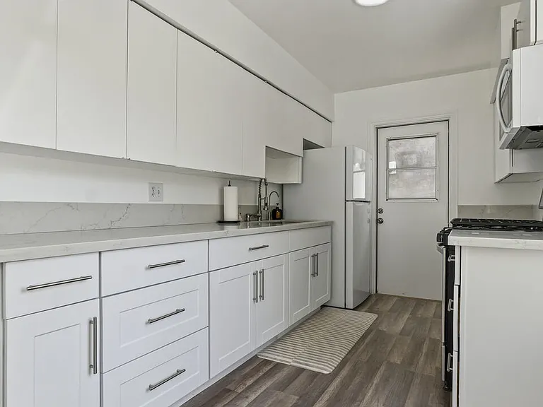 13842 Hamlin St — Photo 11