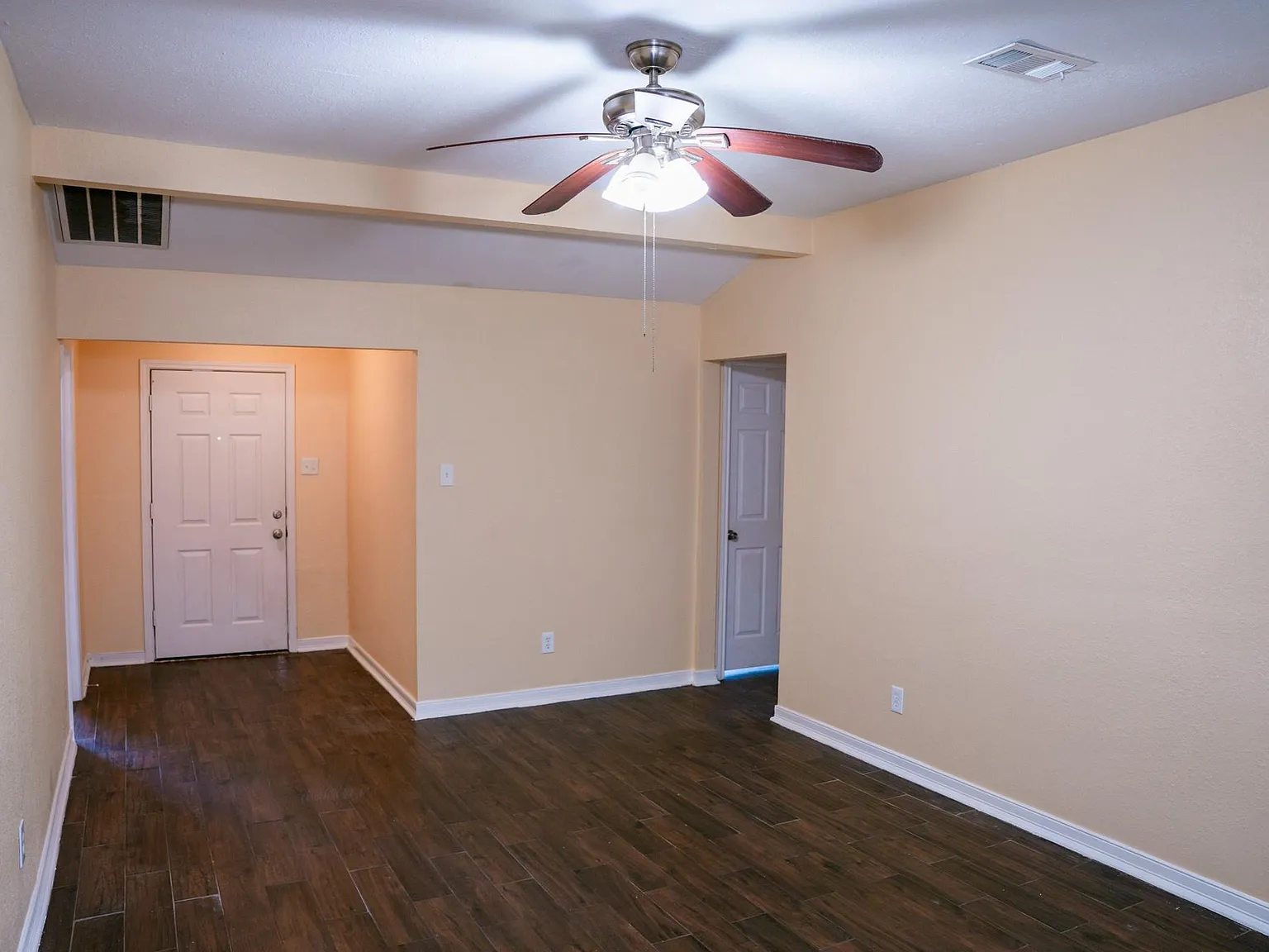 4 bed, 2.0 bath, 1008 sqft, $1,800 — Photo 3