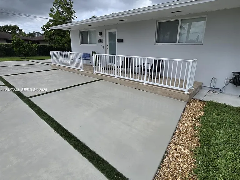 10245 SW 68th St — Photo 3