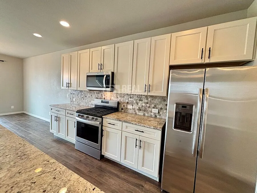Secure This Property for $500 off your first month rent - Spacious 4-Bedroom Home with Mountain V... — Photo 4