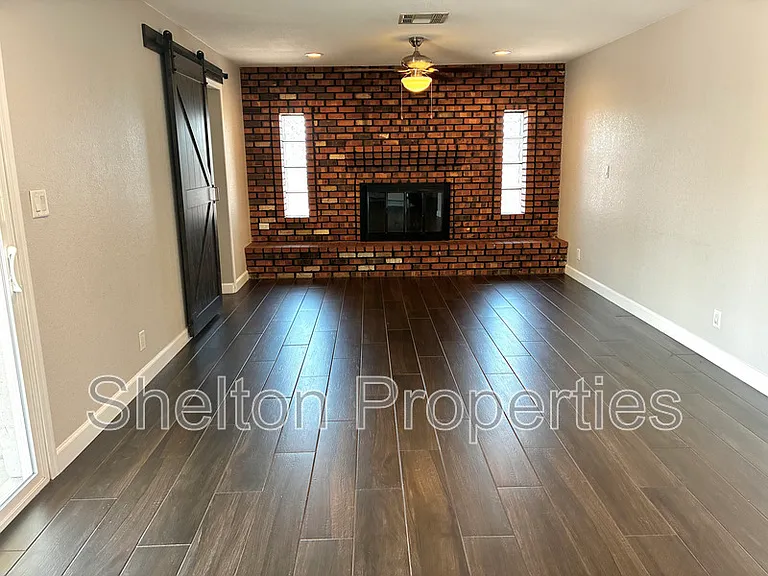 1421 S Roberts Rd — Photo 6