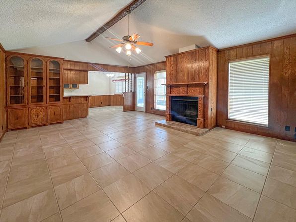 303 Petunia St, Lake Jackson, TX 77566