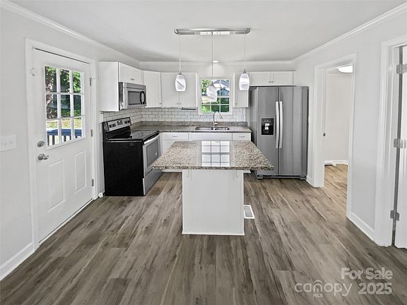 5th image of 905 Brookdale St