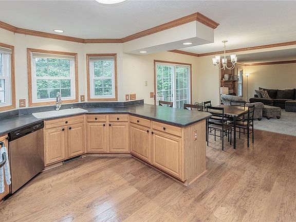 4th image of 1111 Woodglen Cir