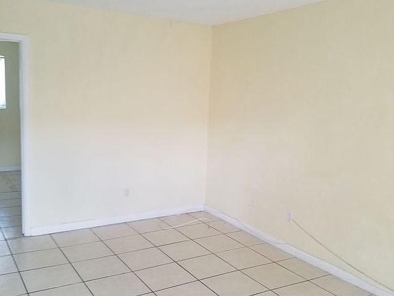 3rd image of 2121 NE 168th St APT 11