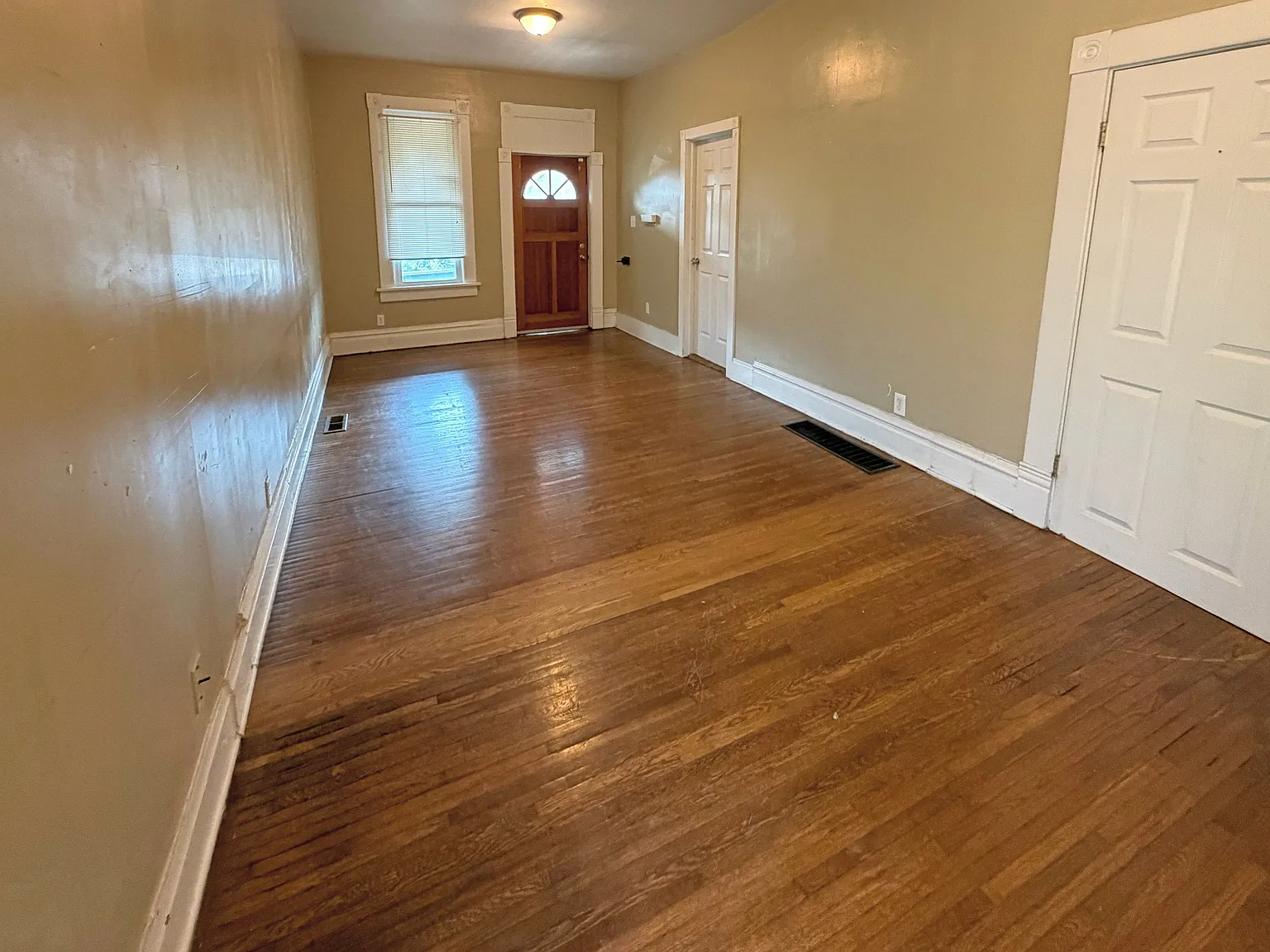 1490 Indianola Avenue — Photo 2