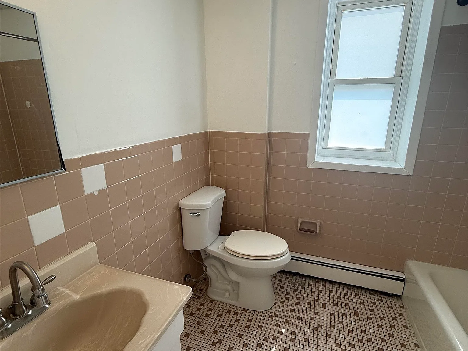3 bed, 1.0 bath, $2,900 — Photo 2