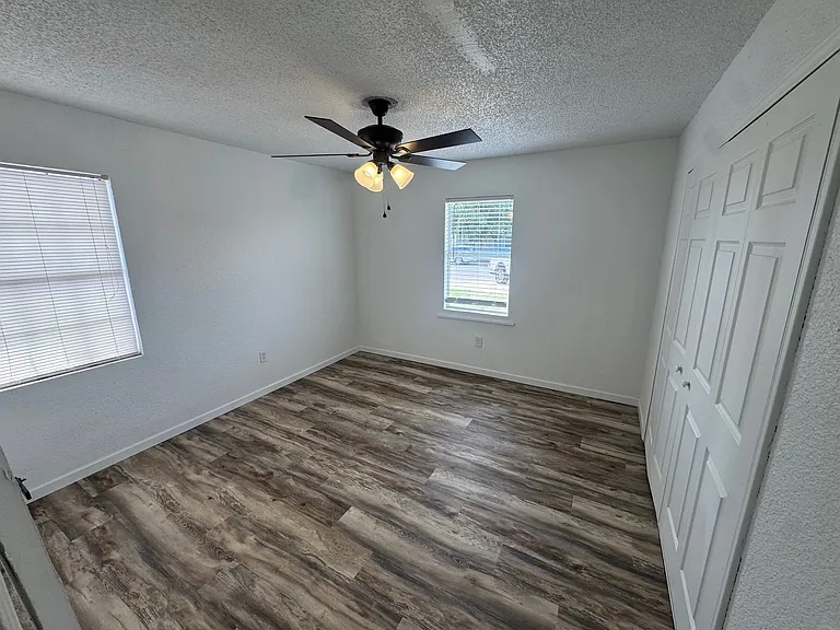 2404 W 9th St — Photo 12