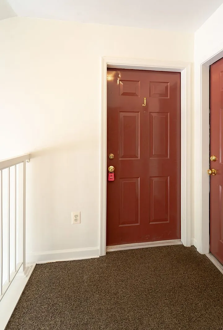 Bright & Updated 2 BD 2 BA Condo Conveniently located in Alexandria, VA — Photo 3