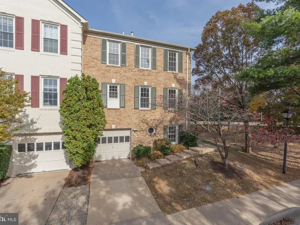8010 Merry Oaks Ln, Vienna, VA 22182