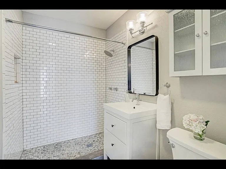 1909 Brun St #7 — Photo 5