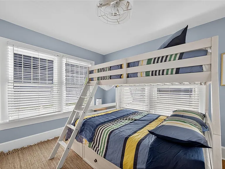 221 13th Ave NE — Photo 32