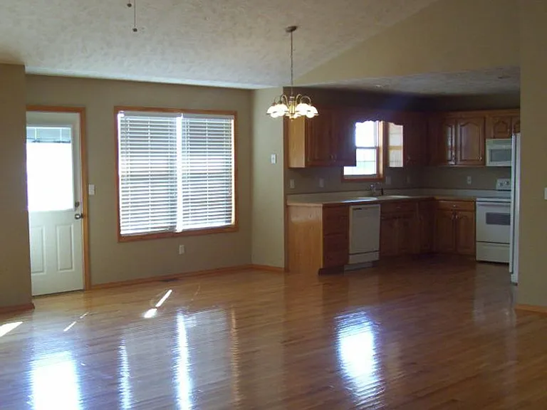 204 W Wilson St — Photo 3