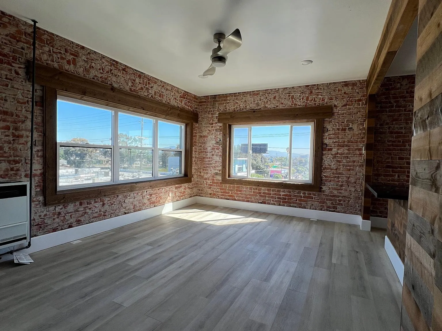 2171 Logan Ave — Photo 2
