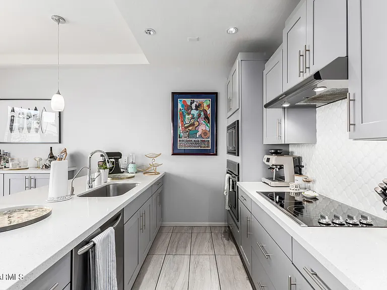 2740 E Roma Ave — Photo 14