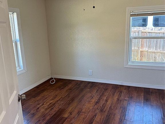 3rd image of 1130 Monaco Dr NE