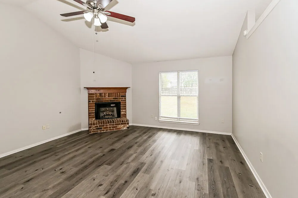 3 bed, 2.0 bath, 1298 sqft, $1,745 — Photo 4