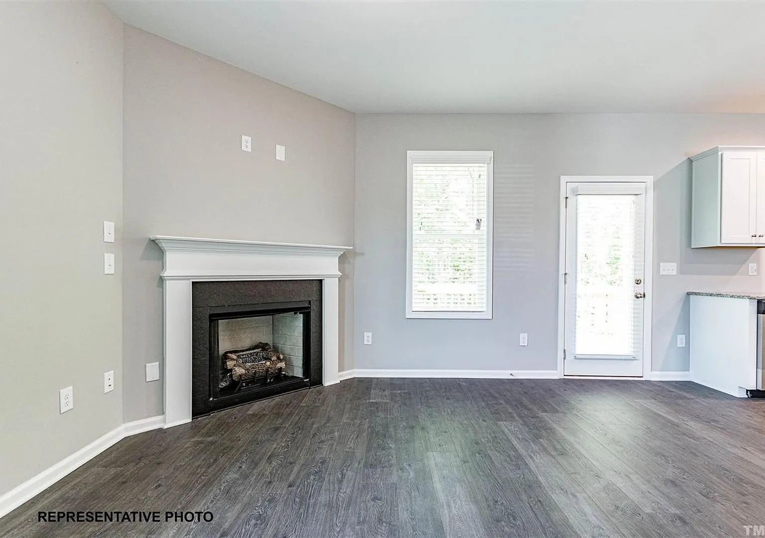 Gorgeous, like-new 3 bedroom, 2 1/2 bath home! — Photo 4