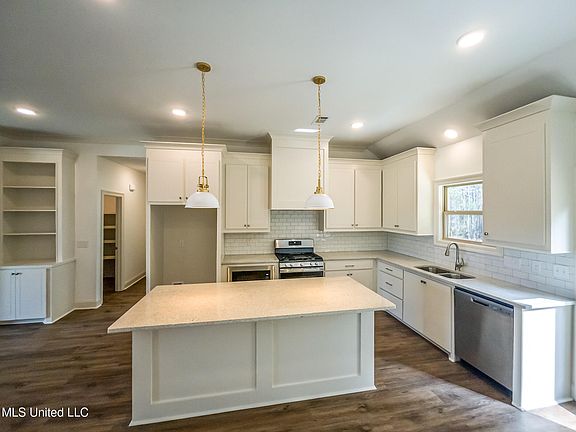 4th image of 947 Riverside Ln