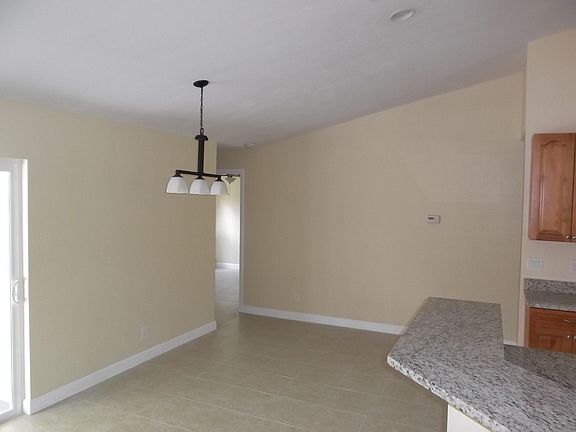 5th image of 319 SW Fig Ave