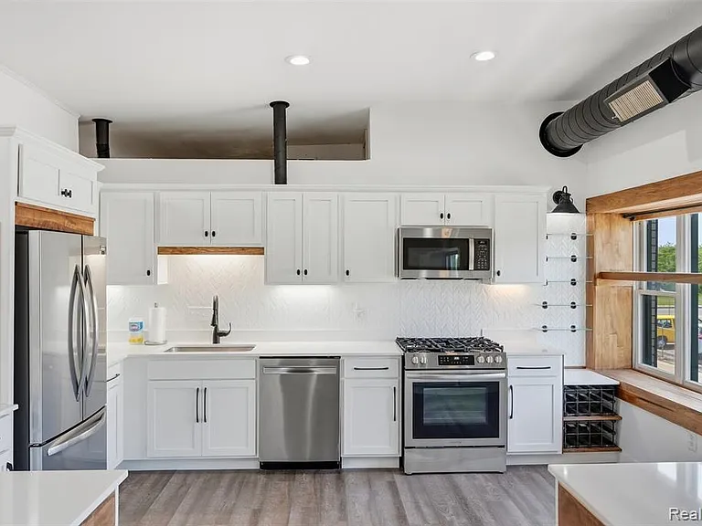 436 E Milwaukee St — Photo 10