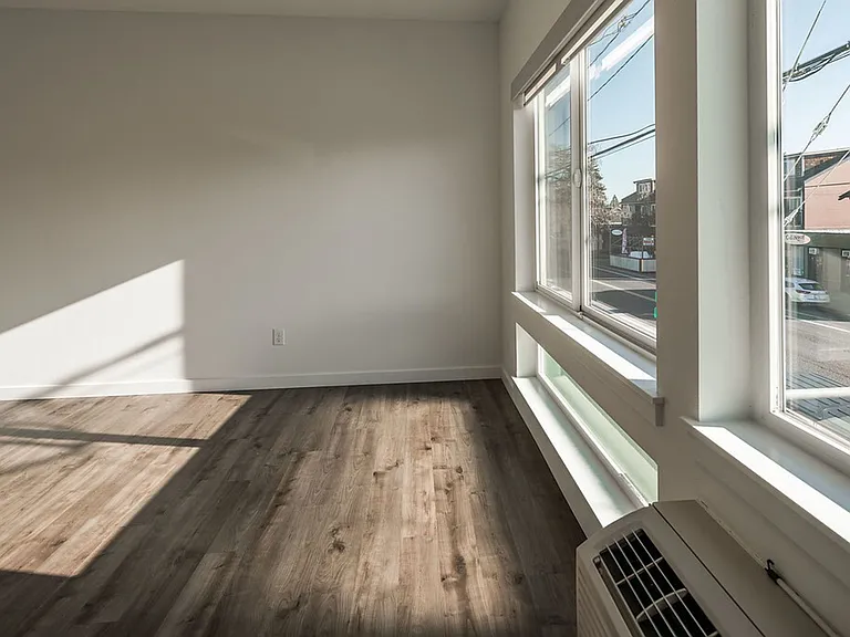 54 Woodstock Apartments~ Great Location ~Vibrant Neighborhood — Photo 12