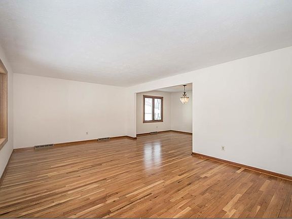 5th image of 7655 Yorktown Ln