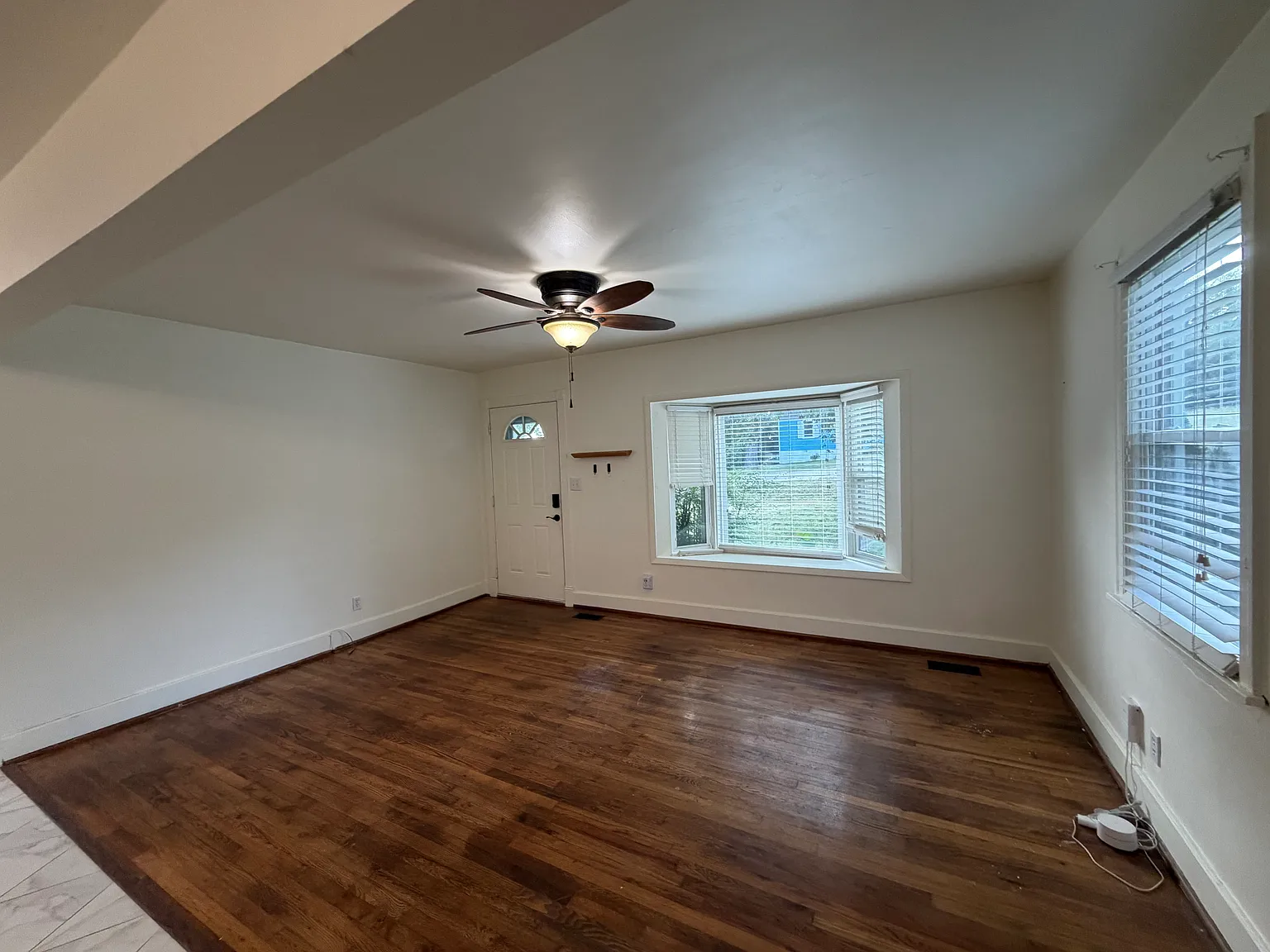 3 bed, 1395 sqft, $2,400 — Photo 3