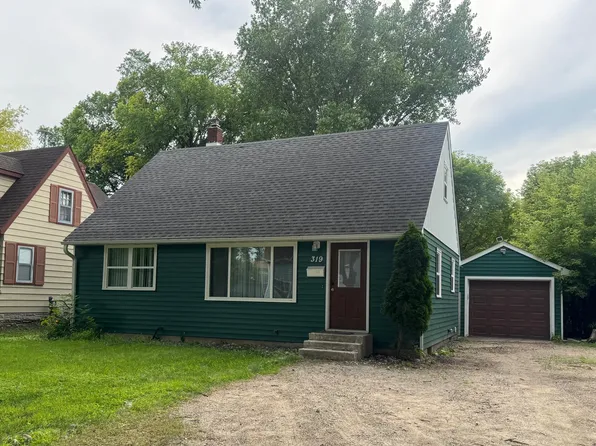319 13th St N, Moorhead, MN 56560
