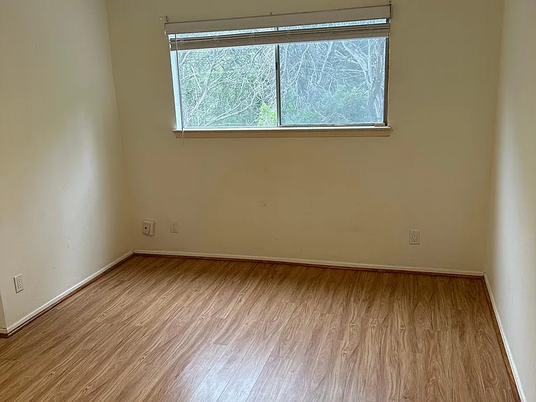 701 The High Rd #A — Photo 19