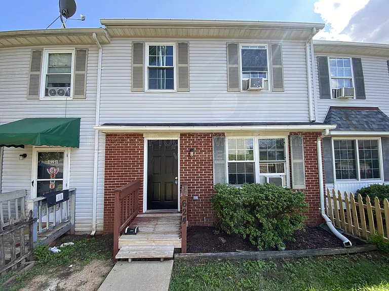 624 Highview Ct — Photo 2