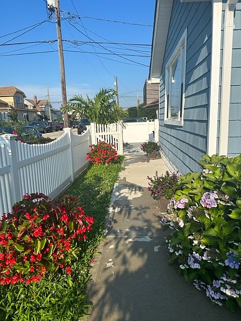 1st image of 608 W Olive St