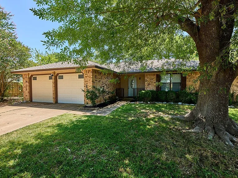 1105 Stratford Cv — Photo 1