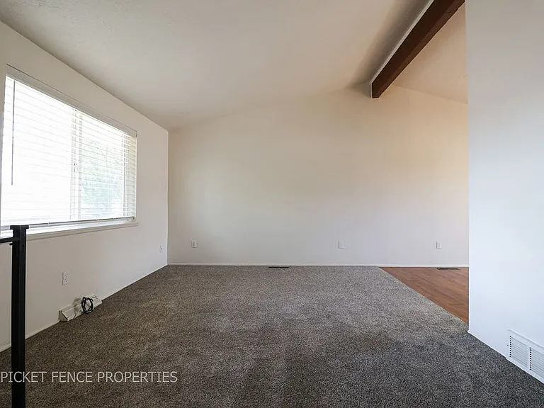 1488 E 8th St — Photo 8