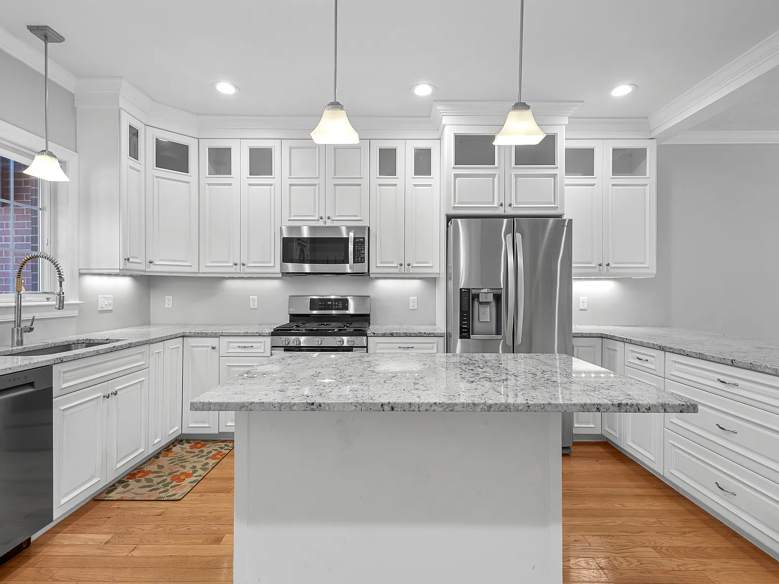 4 bed, 4100 sqft, $5,700 — Photo 3