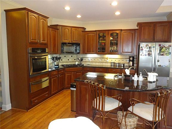 4th image of 1088 Meadow Brook Dr