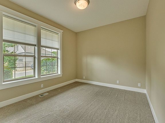 5th image of 376 Forest Pl