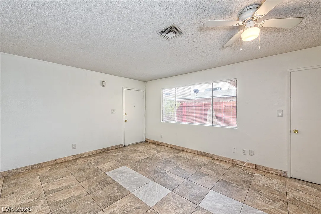 2 bed, 1.0 bath, 2722 sqft, $1,100 — Photo 4