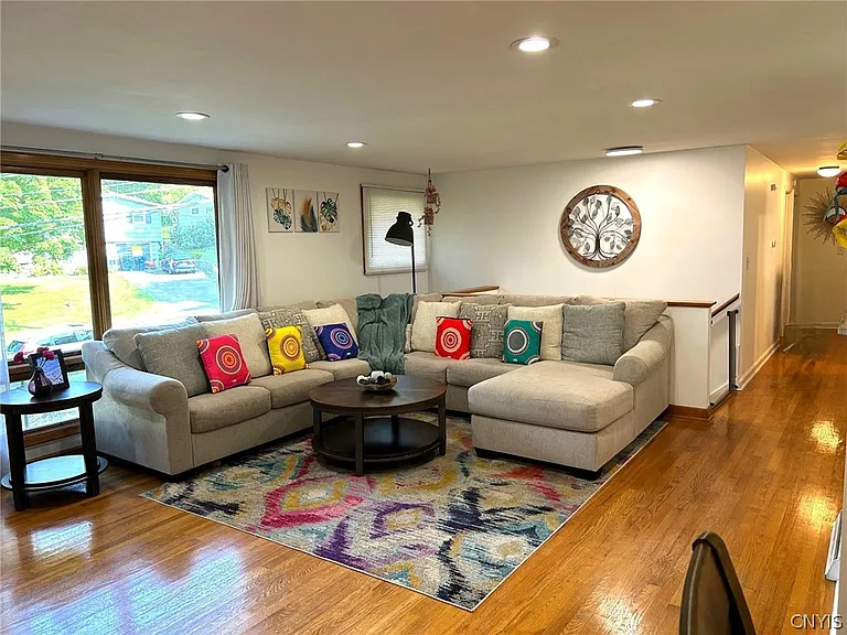 302 Oakridge Dr — Photo 4