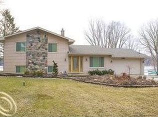 11852 Crooked Ln, South Lyon, MI