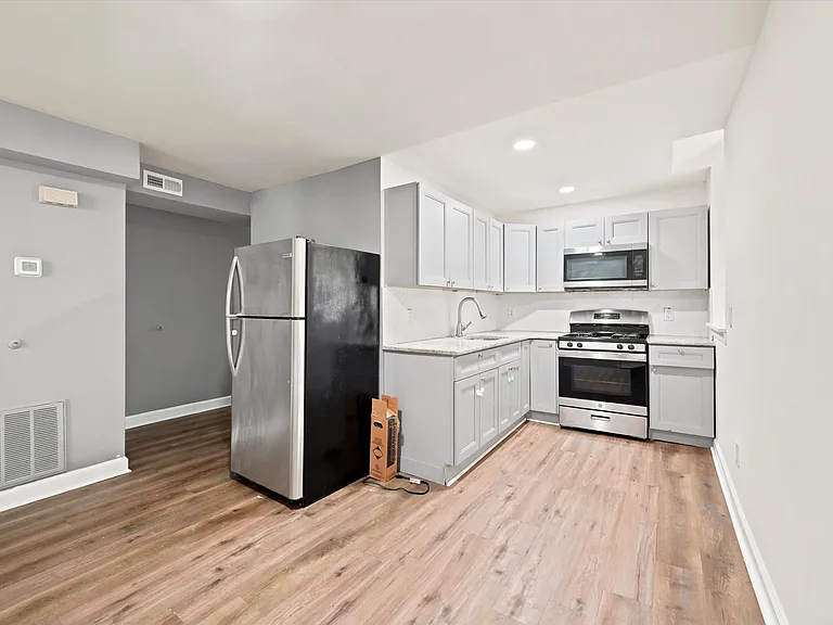 1721 W Tioga St #1 — Photo 8