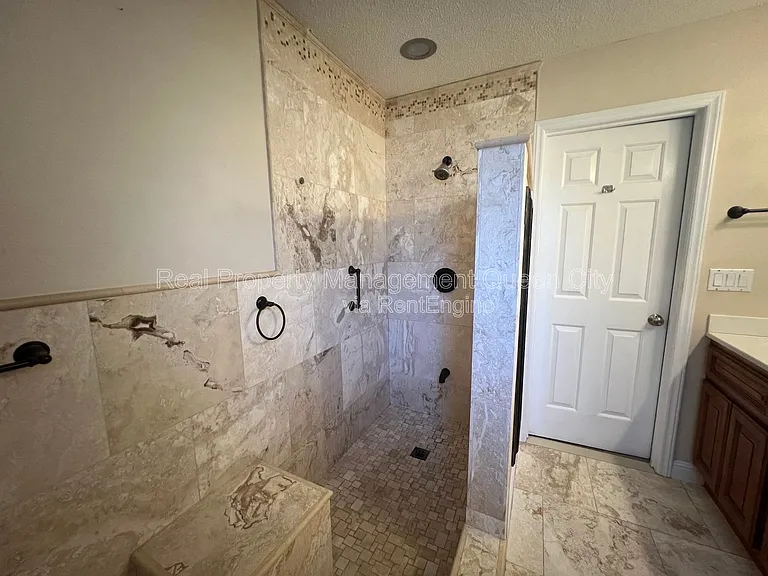 3910 Armitage Dr — Photo 15