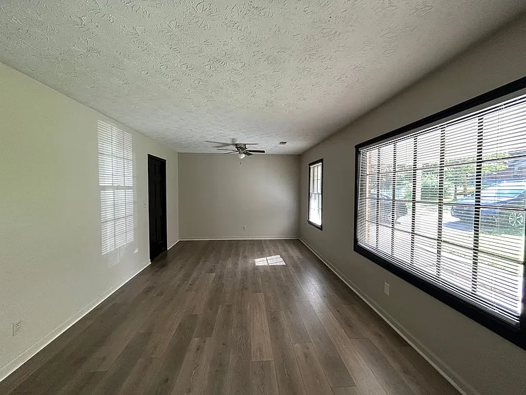 33 Lynhaven Dr — Photo 3
