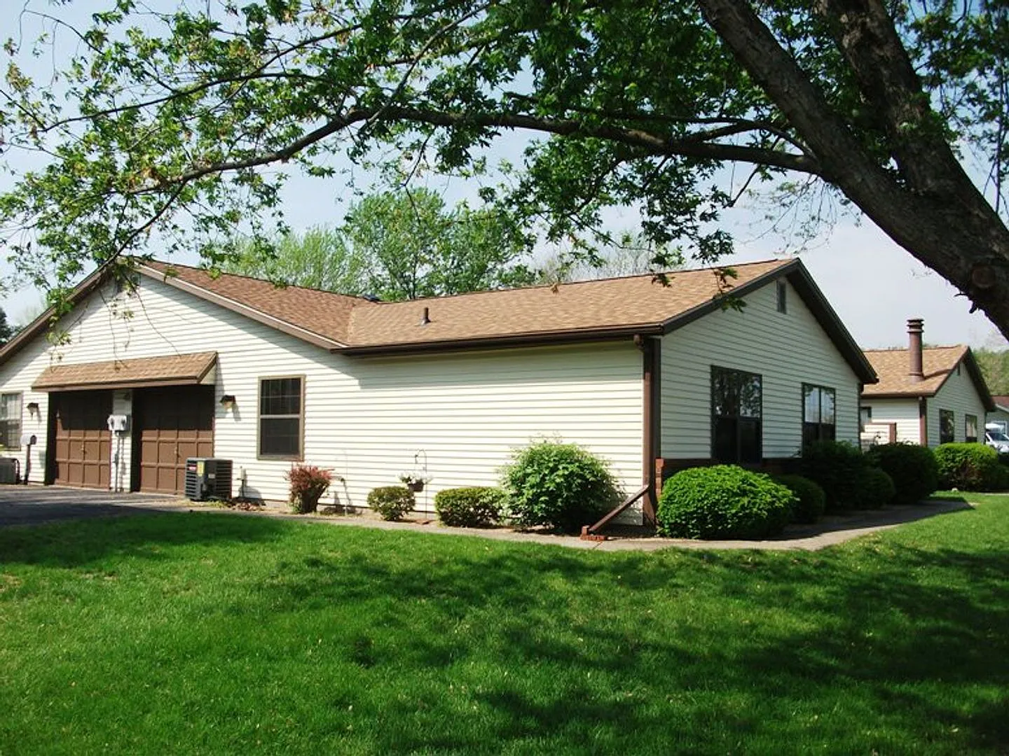 631 E Waterloo Court — Photo 1