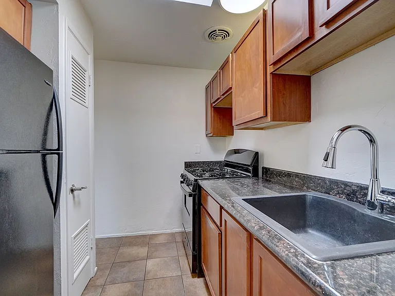 Riverside Suites — Photo 16