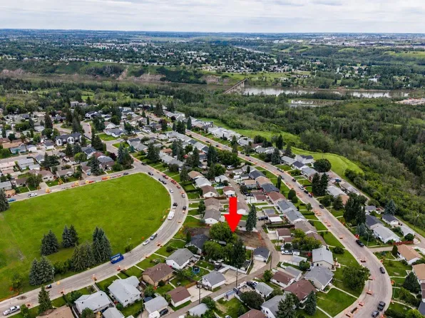 10513 42nd St NW, Edmonton, AB T6A 1T7