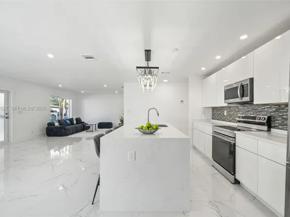 253 SW 4th St, Dania, FL
