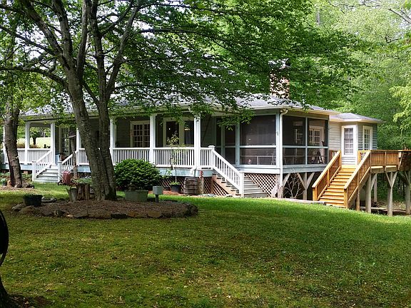 Large side yard 
