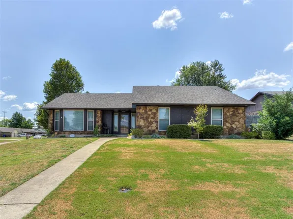 9724 Kent Dr, Midwest City, OK 73130